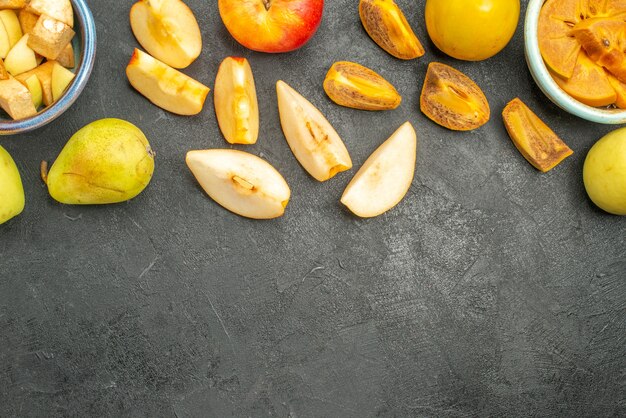 Draufsicht auf fruchtigen Salat mit frisch geschnittenen Früchten