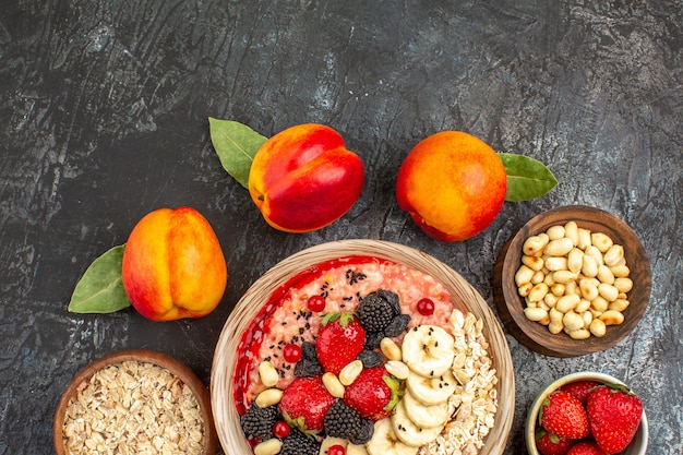 Kostenloses Foto draufsicht auf fruchtiges müsli mit frisch geschnittenen früchten