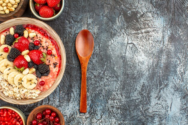 Draufsicht auf fruchtiges Müsli mit frisch geschnittenen Früchten