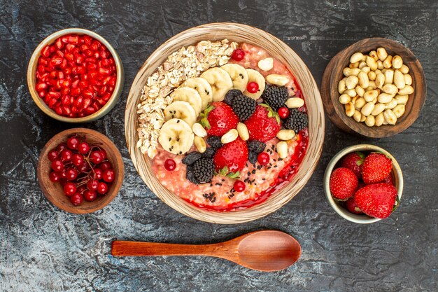 Draufsicht auf fruchtiges Müsli mit frisch geschnittenen Früchten