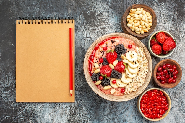 Draufsicht auf fruchtiges Müsli mit frisch geschnittenen Früchten