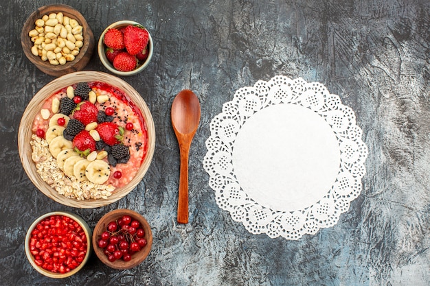 Draufsicht auf fruchtiges Müsli mit frisch geschnittenen Früchten