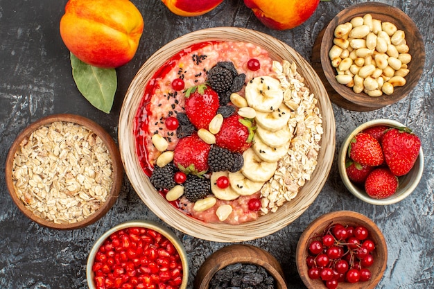 Draufsicht auf fruchtiges Müsli mit frisch geschnittenen Früchten