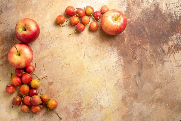 Draufsicht auf Früchte Die appetitlichen Äpfel und Beeren sind kreisförmig angeordnet