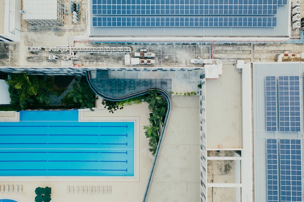 Draufsicht auf Gebäude und Schwimmbad