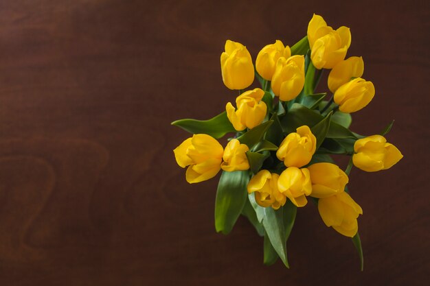 Draufsicht auf gelbe Blumen mit hölzernen Hintergrund