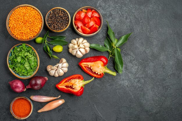 Draufsicht auf Gemüse Linsen Zwiebeln Knoblauch Kräuter Gewürze Tomaten Paprika