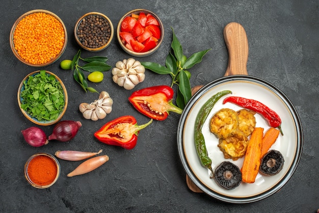 Draufsicht auf Gemüse Linsengewürze Tomaten Pfeffer Platte des Gerichts auf dem Schneidebrett