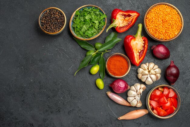 Kostenloses Foto draufsicht auf gemüse linsenkräuter tomaten paprika gewürze zwiebel knoblauch zitrusfrüchte