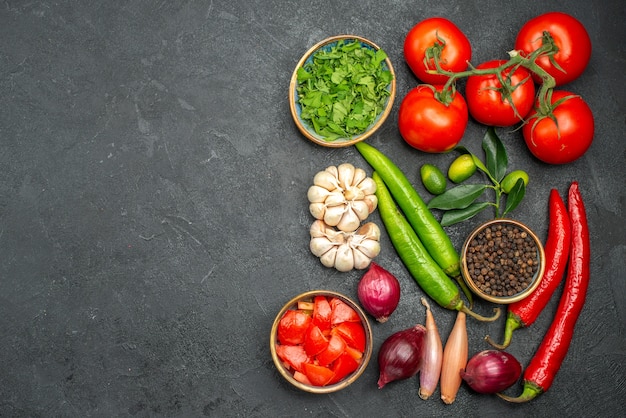 Draufsicht auf Gemüse Peperoni Zwiebel Knoblauch Tomaten mit Stielen Kräuter Gewürze