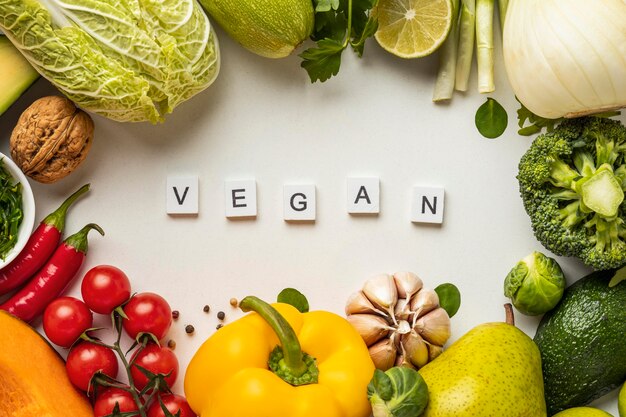 Draufsicht auf Gemüsesortiment mit dem Wort vegan