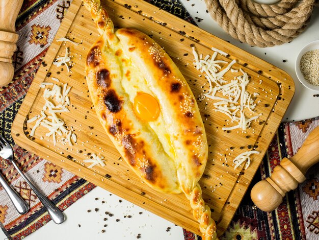 Draufsicht auf georgischen Khachapuri-Käse und Eierbrot