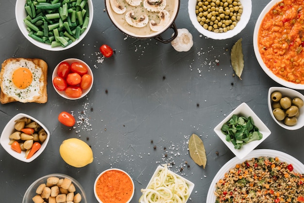 Kostenloses Foto draufsicht auf gerichte mit kirschtomaten und oliven