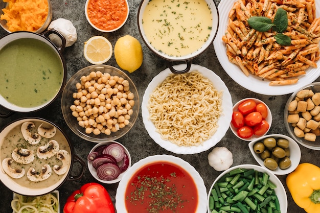 Draufsicht auf Gerichte mit Nudeln und Tomatensuppe