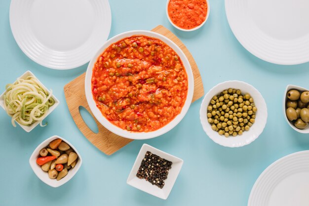 Draufsicht auf Gerichte mit Oliven und Peperoni