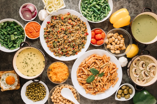 Draufsicht auf Gerichte mit Pasta und Risotto