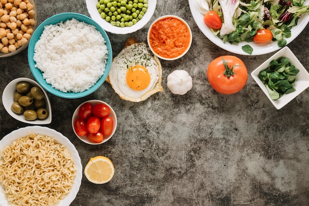 Draufsicht auf Gerichte mit Reis und Tomaten