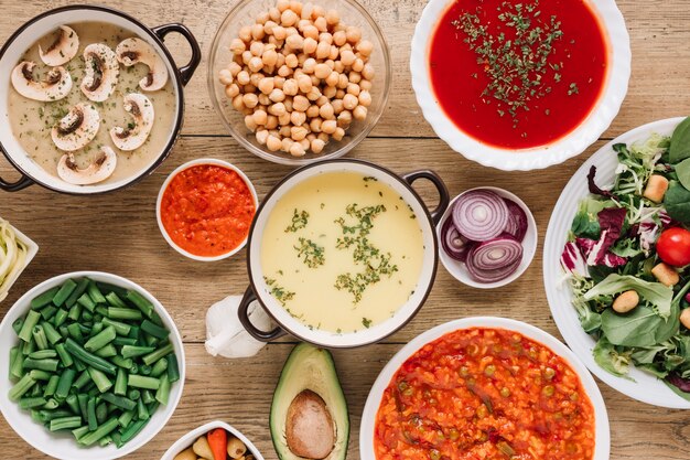 Draufsicht auf Gerichte mit Suppen und grünen Bohnen