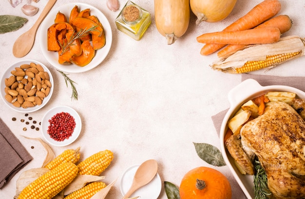 Draufsicht auf Gerichte zum Erntedankfest mit gebratenem Huhn und Mais