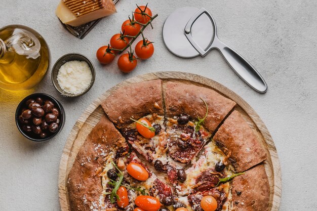 Draufsicht auf geschnittene Pizza mit Parmesan und Ausstecher