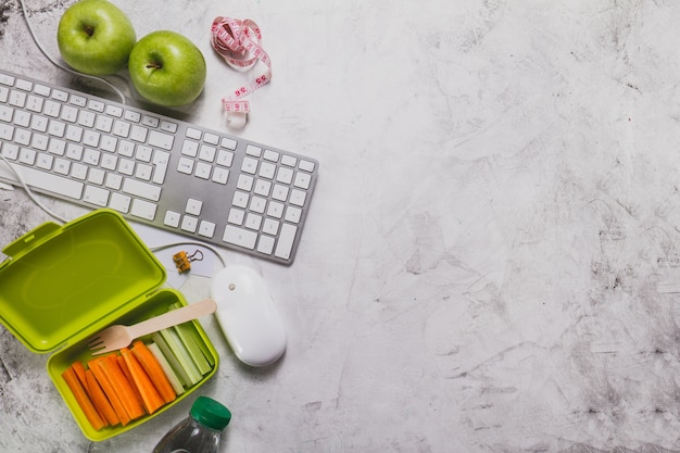 Draufsicht auf gesunde Ernährung mit Tastatur