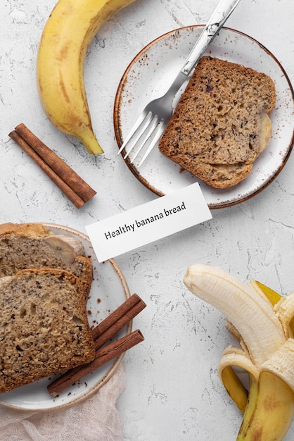 Draufsicht auf gesundes Bananenbrot