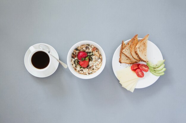 Draufsicht auf gesundes Frühstück mit Kaffee