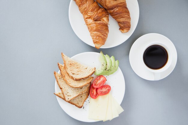 Draufsicht auf gesundes Frühstück mit Kaffee