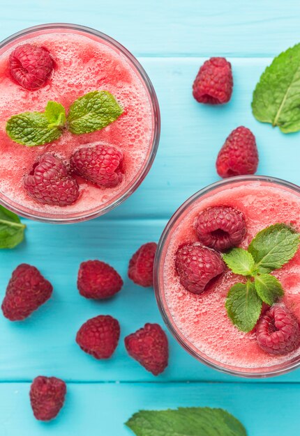 Draufsicht auf Gläser mit Wassermelonencocktails und Minze