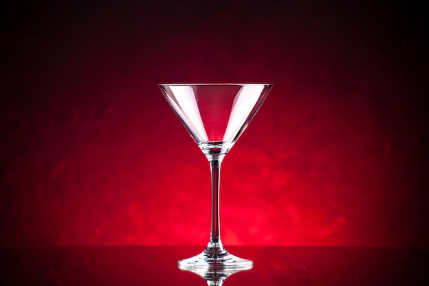Draufsicht auf Glaskelch für Wein auf rotem Hintergrund