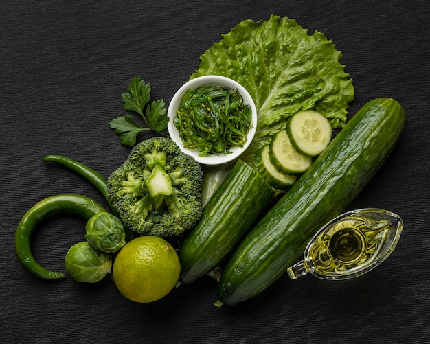 Kostenloses Foto draufsicht auf gurken mit brokkoli