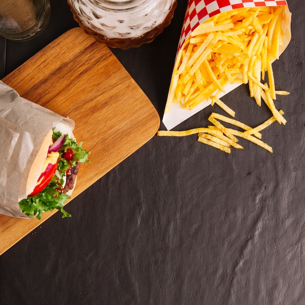 Draufsicht auf Hamburger und Chips