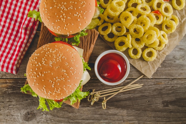 Draufsicht auf Hamburger und leckere Zwiebelringe