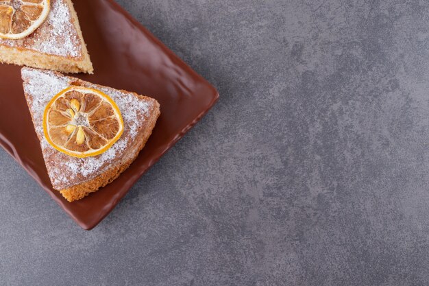 Draufsicht auf hausgemachte Kuchenscheiben auf braunem Teller.