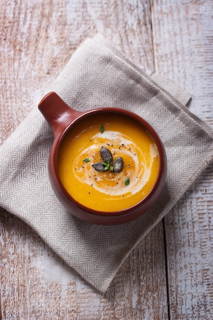 Draufsicht auf hausgemachte Suppe