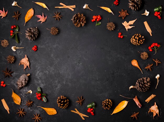 Draufsicht auf Herbstelemente mit Tannenzapfen und Blättern