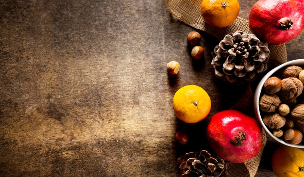 Draufsicht auf Herbstfrüchte mit Nüssen und Tannenzapfen