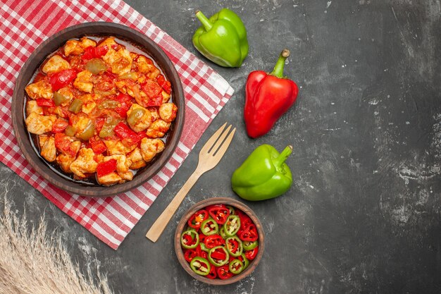 Draufsicht auf Hühnersuppe mit Zutaten