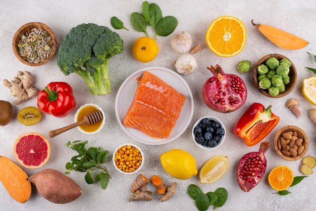 Draufsicht auf immunitätsfördernde Lebensmittel mit Gemüse und Fisch