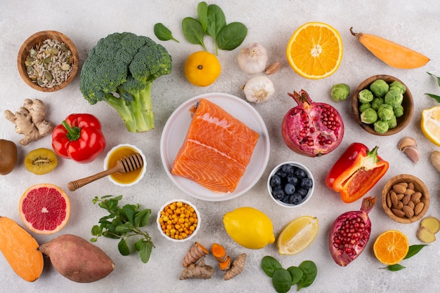 Draufsicht auf immunitätsfördernde Lebensmittel mit Gemüse und Fisch