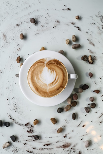 Draufsicht auf Kaffee-Cappucino-Milchschaumbohnen