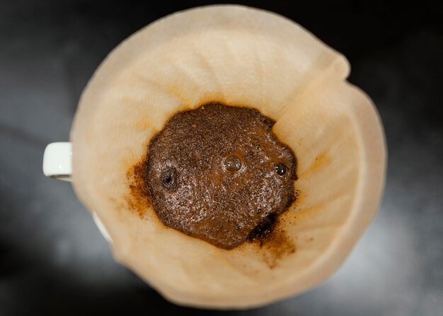 Draufsicht auf Kaffee im Filter