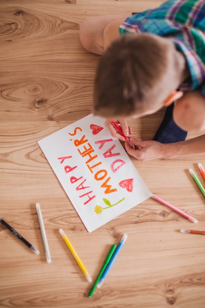 Draufsicht auf Kinderzeichnung für Muttertag