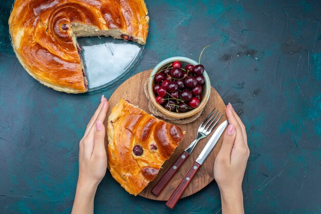 Draufsicht auf Kirschkuchenscheibe mit frischen Sauerkirschen und Milch auf dunklem Kuchenfrucht backen süßen Tee