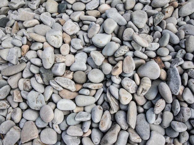 Draufsicht auf kleine Kieselsteine am Strand am Tag