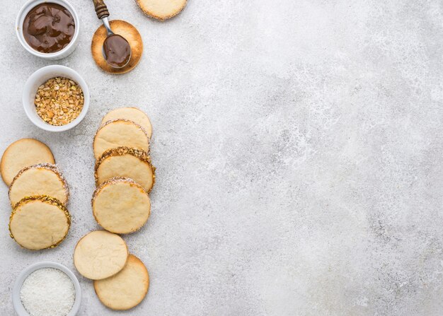 Draufsicht auf köstliche Alfajores mit Kopierraum