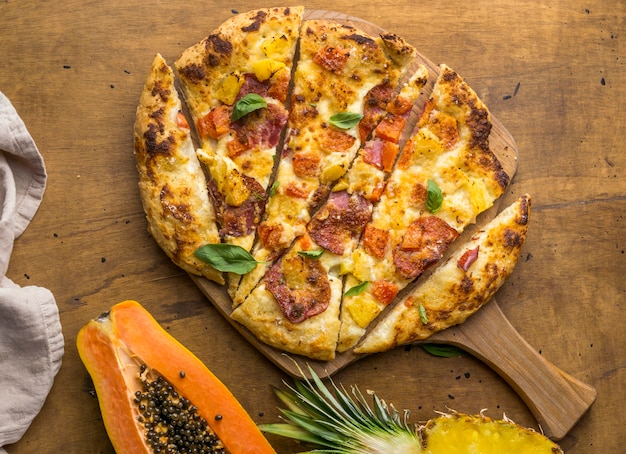 Draufsicht auf köstliche gebackene Ananas-Papaya-Pizza