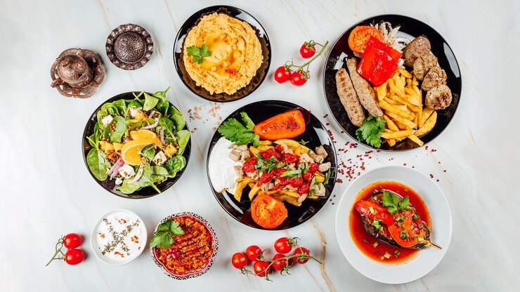 Kostenlose Foto draufsicht auf köstliche gourmetgerichte mit verschiedenem gemüse und fleisch