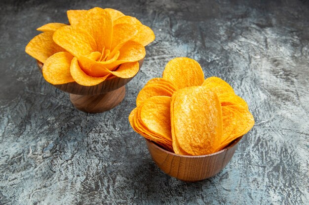 Draufsicht auf köstliche hausgemachte Kartoffelchips auf grauem Tisch