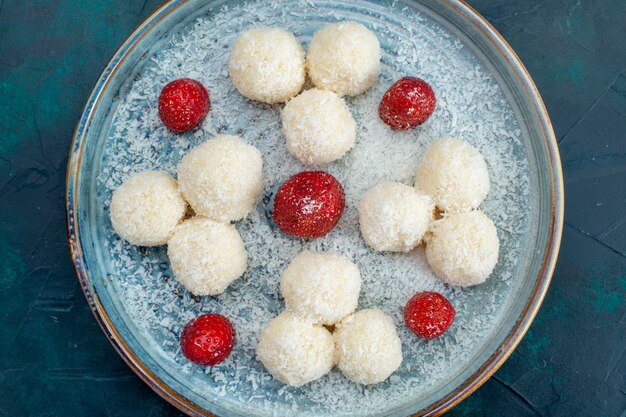 Draufsicht auf köstliche Kokosnussbällchen